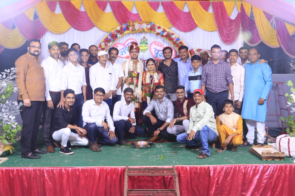 manyachiwadi's tweet photo. आपण सर्वांनी केलेल्या आदरतिथ्य व स्वागताचे आलेल्या सर्व पाहूण्यांणी खूप कौतुक केले. महत्वाचे म्हणजे सर्वांना गाव खूप आवडले. एका बाजूला सुंदर मंदिर व दुसऱ्या बाजूला शाळेचा छान परीसर व मधोमध लग्न मंडप, आणि मधून खळखळ वाहत असलेला ओढा. 

सुधाकर व सौ. सुरेखा https://t.co/jDCr3PqrnQ