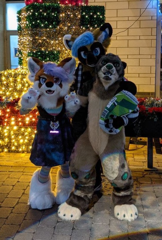 jelis_ati's tweet photo. MFF was a fantastic experience this year from the overwhelming amount of panels and raves, there was just so much to do and not enough time to do it all! Debuting Jelis from the amazingly talent maker @Komickrazi  along with good friends! I can’t wait for the next adventure! 💚 https://t.co/oBEwmiALCS