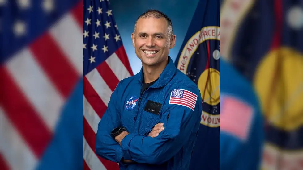 weatherindia's tweet photo. Anil Menon (@Astro_Menon), an Indian-origin lieutenant colonel with the US Air Force and @SpaceX's first flight surgeon, has been selected by #NASA among the 10 new astronauts to fly to the Moon.
 
Read: https://t.co/p4cacKRyj6
 
📸: NASA https://t.co/w19ptkmR3O