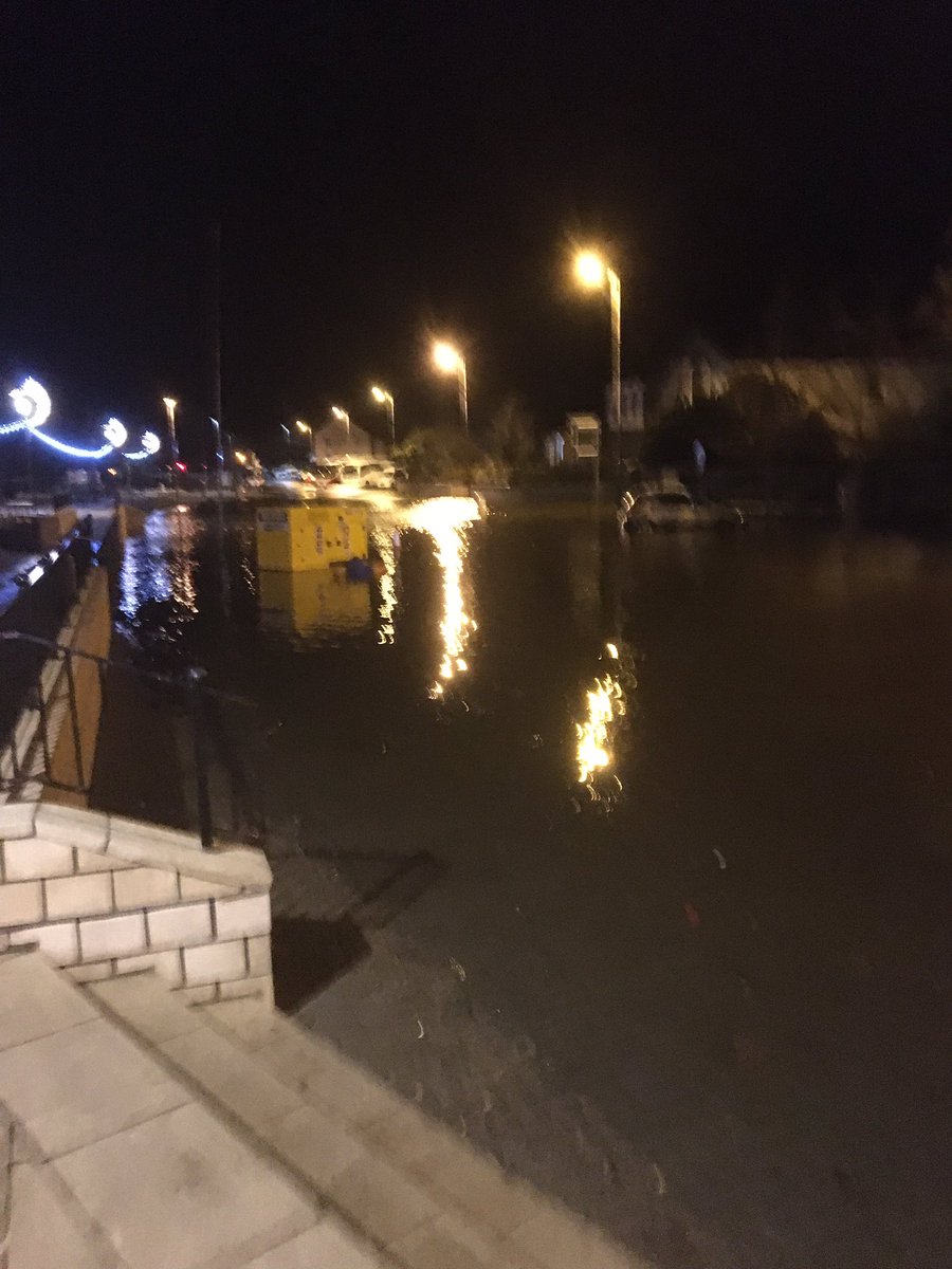 Lots of debris and branches down in the main Durrus to bantry road especially on the Durrus side of the bog road, and unfortunately bantry town is already flooded and impassable. #stormbarra <a href="/CorksRedFM/">Red FM</a> <a href="/CorkSafetyAlert/">Cork Safety Alerts</a> <a href="/Corks96FM/">Cork's 96FM</a> <a href="/aaroadwatch/">The AA Ireland</a>