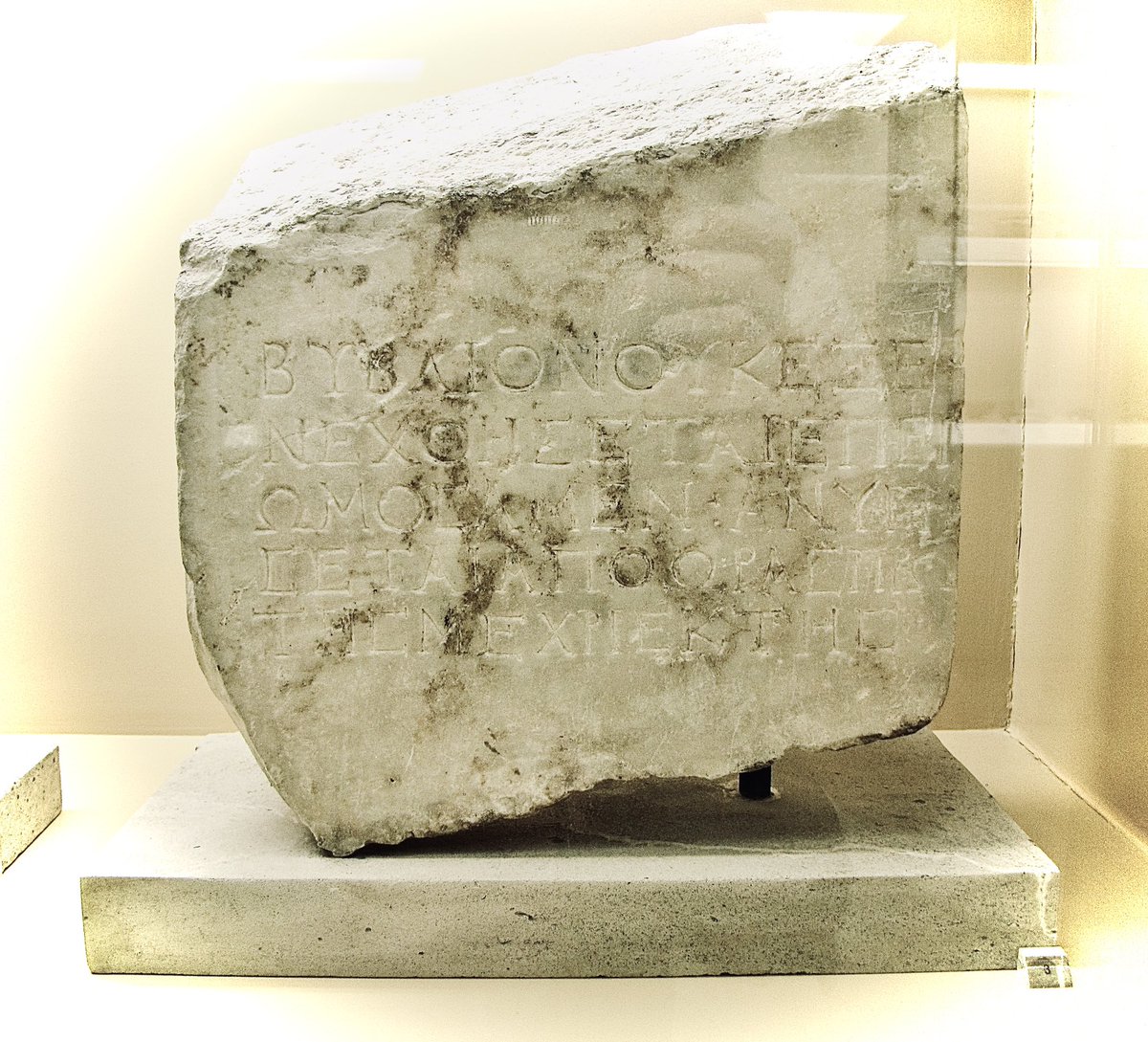 lnvanzoonen's tweet photo. Rond 100 na Chr. werd de bibliotheek van Pantainos op de Atheense Agora geopend. Deze was gebouwd i.o.v. Titus Flavius Pantainos en gewijd aan oa keizer Trajanus. De steen in foto 3 is afkomstig van dit gebouw en bevat een inscriptie met voorschriften. #library #EpigraphyTuesday https://t.co/oTl1WvV9Ua