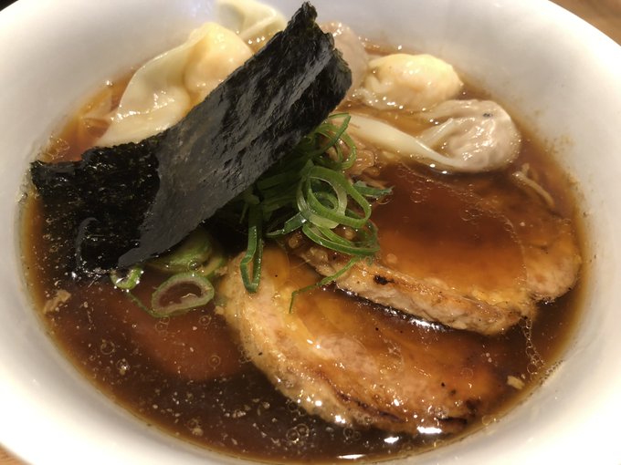 西新宿『嶋』、醤油ラーメン海老・肉ワンタントッピング!
今、都内で名を馳せるお店
スープを啜ると旨味たっぷりの醤油スープの味わいが口と鼻広がります。カリカリの炙り叉焼の他に燻製叉焼が入っていて、この薫香が丼全体に深みを与えているのだと気づく。これは物凄い一杯ですね…! 
