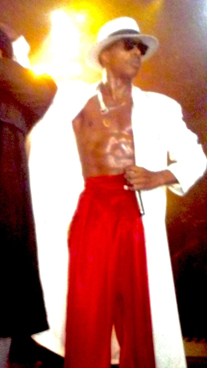 MCHammer's tweet photo. 👑 Never took a day off on tour. 
Lifted weights (weighed 170 and hit the 100’s dumbbells on the declines) and did 30-40 mins of abs (crunch board) before every show. Then went HAMM for 90 minutes on stage. 🕺🏿🔥🕺🏿 https://t.co/DiXM8WHDdu