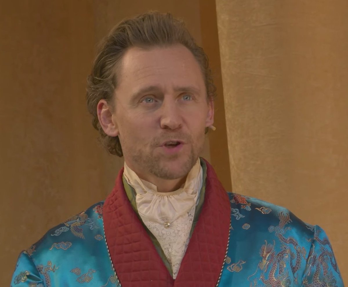 LivingforTomH's tweet photo. LOOK HOW PRETTY TOM HIDDLESTON IS 😭😭😭😭 https://t.co/uzgYyuQ1id