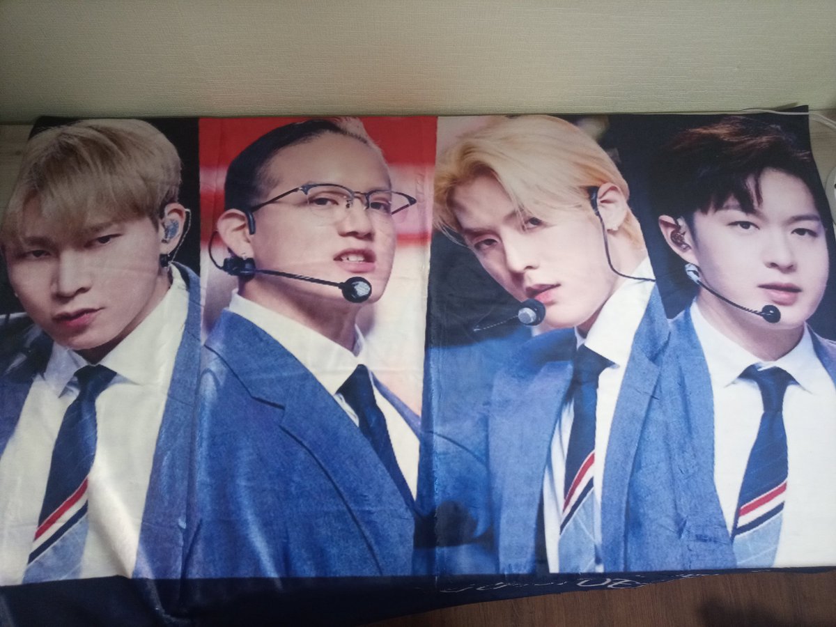 melodysub_eun26's tweet photo. #깜냥리뷰 @tob_hubae
받아보니 생각보다 훨씬 사이즈가 커서 놀랐어요! 원래는 일코 도안으로 구매해서 학교에서 따뜻하게 덮으려 했는데 포유 도안을 보고 일코 따위 당장 내다버리고 구매 했습니다💙 포카도 주시고 비닐에 붙어있는 민혁오빠 스티커도 버리기 아까워요ㅜ 판매 정말 감사합니다❗☺ https://t.co/7T1XCfluu7