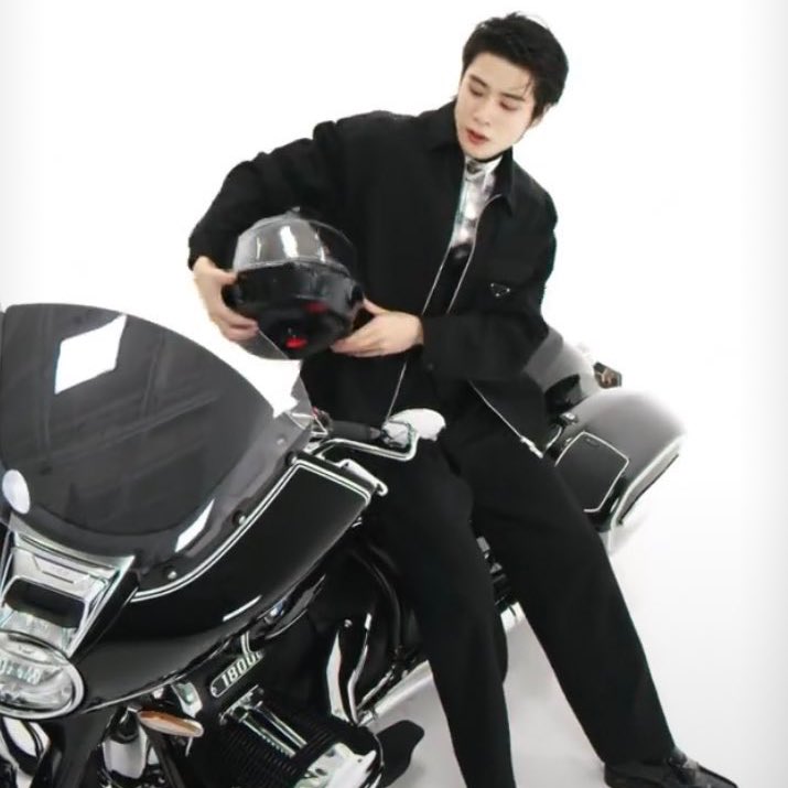 jhyunfolder's tweet photo. jaehyun x prada https://t.co/bugNF210bH