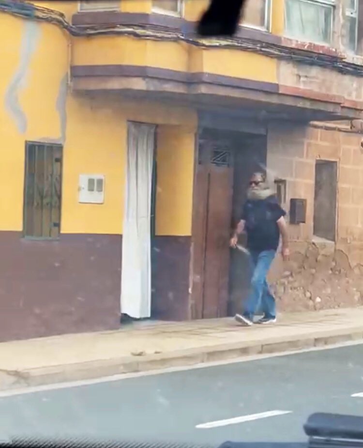 MisuLintxi's tweet photo. Os dejo las tres últimas evidencias de hace mes y medio, enviadas por un par de colgados, como yo, de ese surrealista grupo de “Amigos del Trotski de Valverde”, que son sin duda pruebas fehacientes de que todo sigue en su lugar :) https://t.co/NHVDo77Xpu