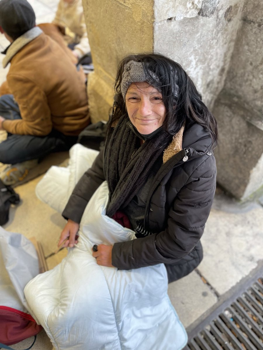 europeanobs's tweet photo. La Rochelle 🇫🇷.
♦️L’#OENDDF est sur le terrain pour aider pendant l’hiver les personnes sans-abri et notamment les femmes qui vivent dans des conditions inhumaines, en attente de logement.
♦️Ici : Valérie, 51 ans, a besoin d’être logée décemment pour une vie digne. #SDF #sansabri https://t.co/HmVOLAjWW6