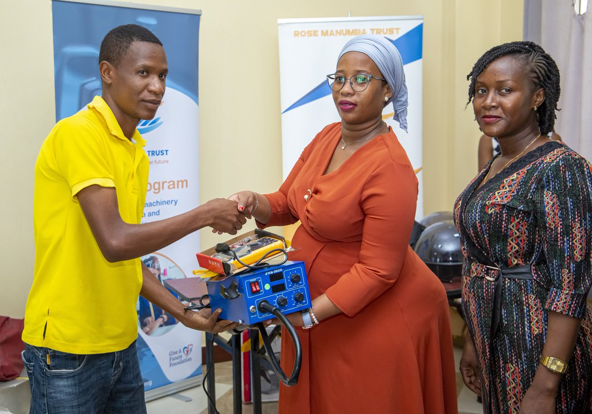rmanumbatrust's tweet photo. Given ni mwanachuo kutoka fani ya eletronics.Amejiajiri kama fundi simu. Changamoto ni vifaa vya kisasa vya kutengenezea simu.Amepewa machine za kisasa hivyo atapata wateja wengi na kukuza kipato chake na jamii kunufaika na huduma hiyo
@rmanumbatrust Imewawezesha
#AjiraKwaVijana https://t.co/Aj7CxpZIKp