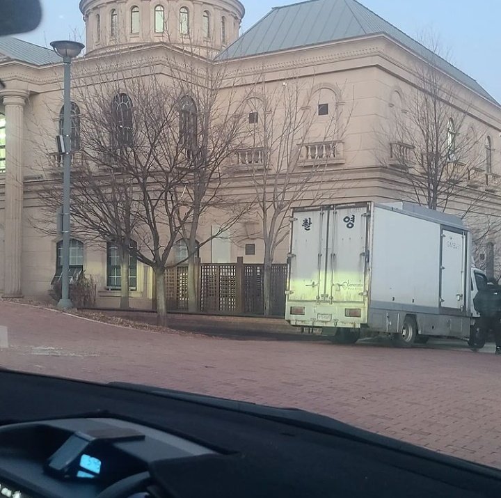 yeajihappyacc's tweet photo. A child actor posted this, with the same location from that child actress who posted the Coffee Truck. Maybe he's also one of the cast. And they had an early call time and mentioned it was really cold while filming. https://t.co/eu5NpjD1CU