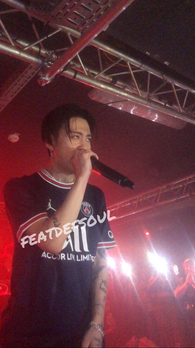 featdefsoul's tweet photo. vraiment merci @mkitfrance pour les projets regardez comment il était heureux 🥺 #BLOOinParis #BLOOPARIS #블루 https://t.co/EFXX0HTSOq