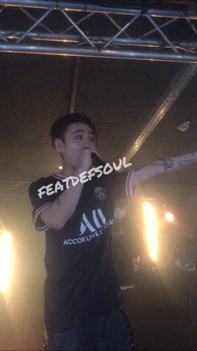 featdefsoul's tweet photo. vraiment merci @mkitfrance pour les projets regardez comment il était heureux 🥺 #BLOOinParis #BLOOPARIS #블루 https://t.co/EFXX0HTSOq