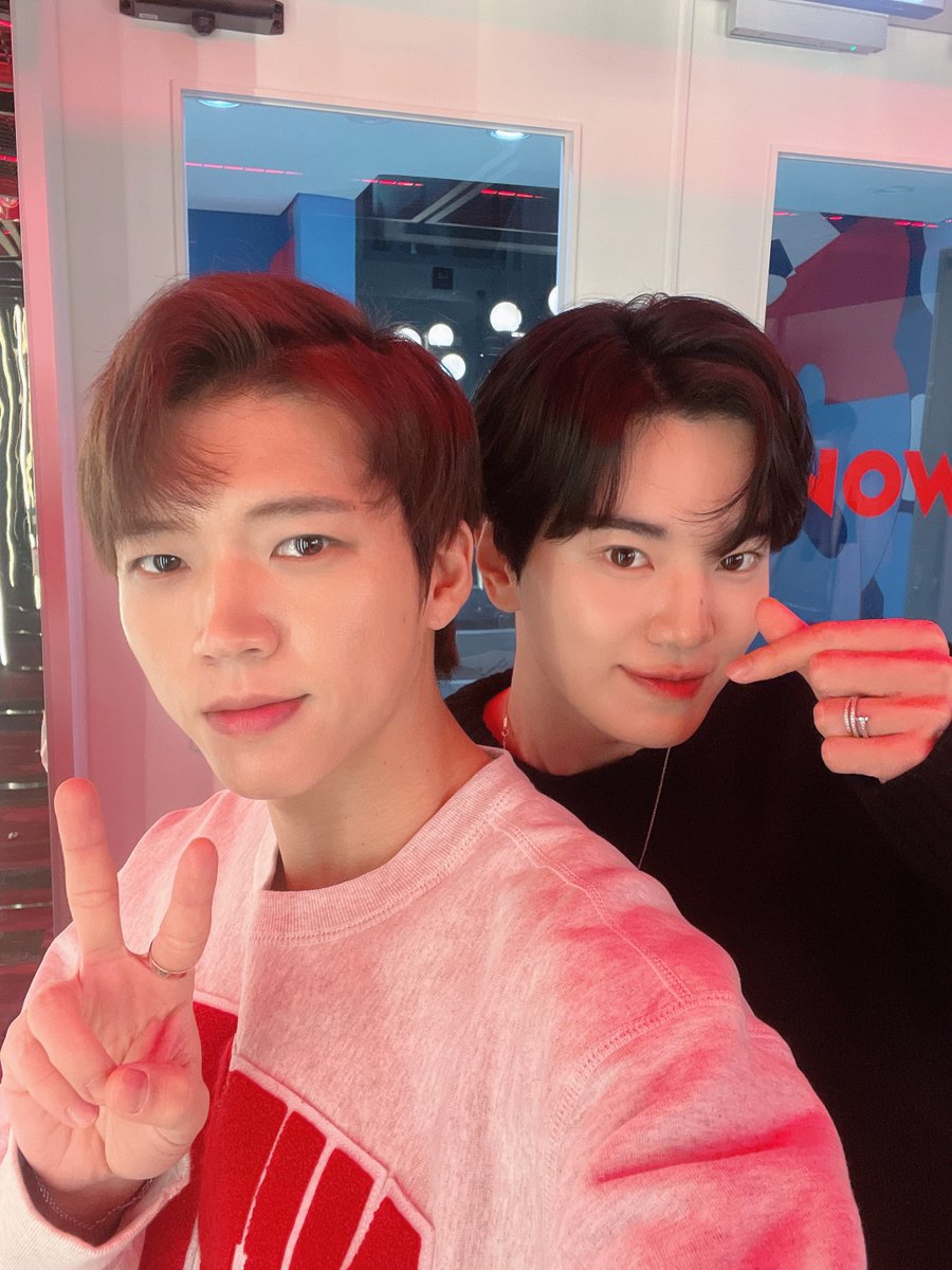 Official_IFNT's tweet photo. [💡] #인스피릿 여러분!
잠시 후 PM 10:00 네이버 NOW '#심야아이돌'
#인피니트 #우현 #성종 이 출연합니다.
횬호스트, 쫑호스트와 함께 하는 두번째 밤🌙
오늘도 심야아이돌에서 만나요🙌

▶ https://t.co/asMwQ8usyD

#남우현 #NAMWOOHYUN
#이성종 #LEESUNGJONG
#INFINITE #인피니트 https://t.co/lQx5MEXnox