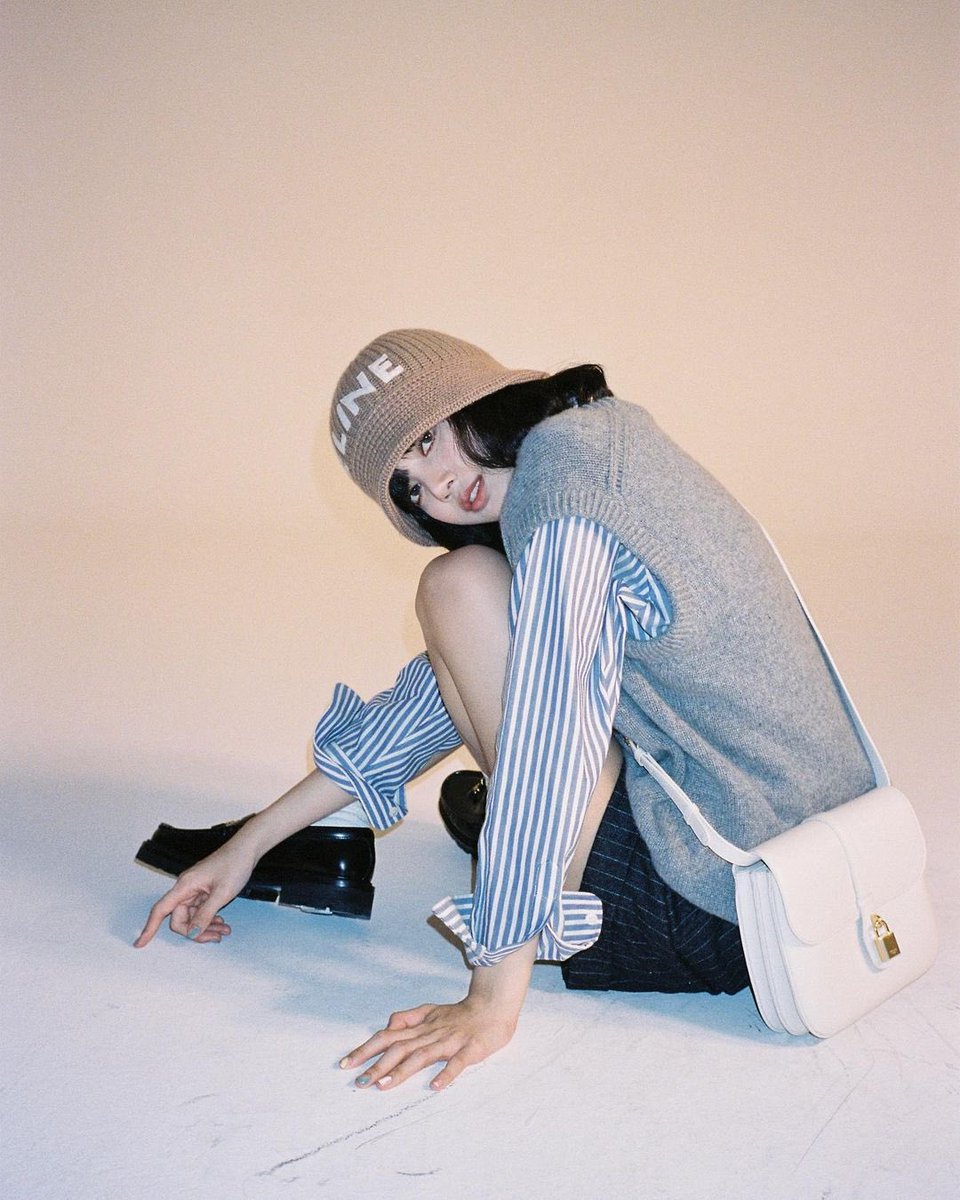 lili_fanboy's tweet photo. ยังไม่มูฟออนจาก Celine 

#LISA https://t.co/mv31ocNG4S