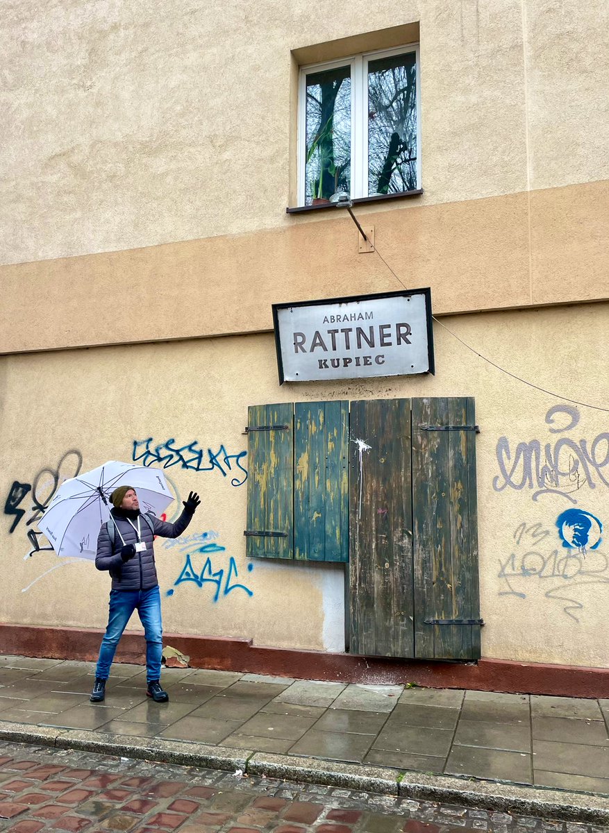 crisrodriz's tweet photo. Ni se os ocurra ir a Cracovia y no hacer alguno de los muchos tours de @PoloniaWtours son gente muy bien preparada y se desviven por ayudar. Gracias a todos, pero en especial a Raúl por ser tan crack!!!! https://t.co/IQsfvyt8eT