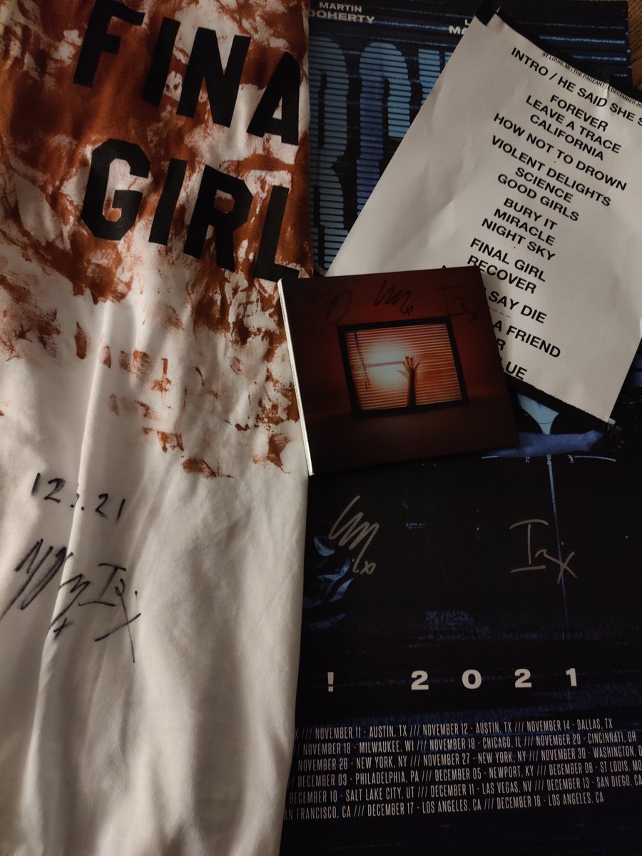 glitter_ink's tweet photo. Hands down best night of my life. The show was phenomenal, I actually scored THE SHIRT, and my dreams literally came true tonight. I met @CHVRCHES . I can't even describe what this feels like. They are everything. 🥺🥰 https://t.co/8bGdwg085u