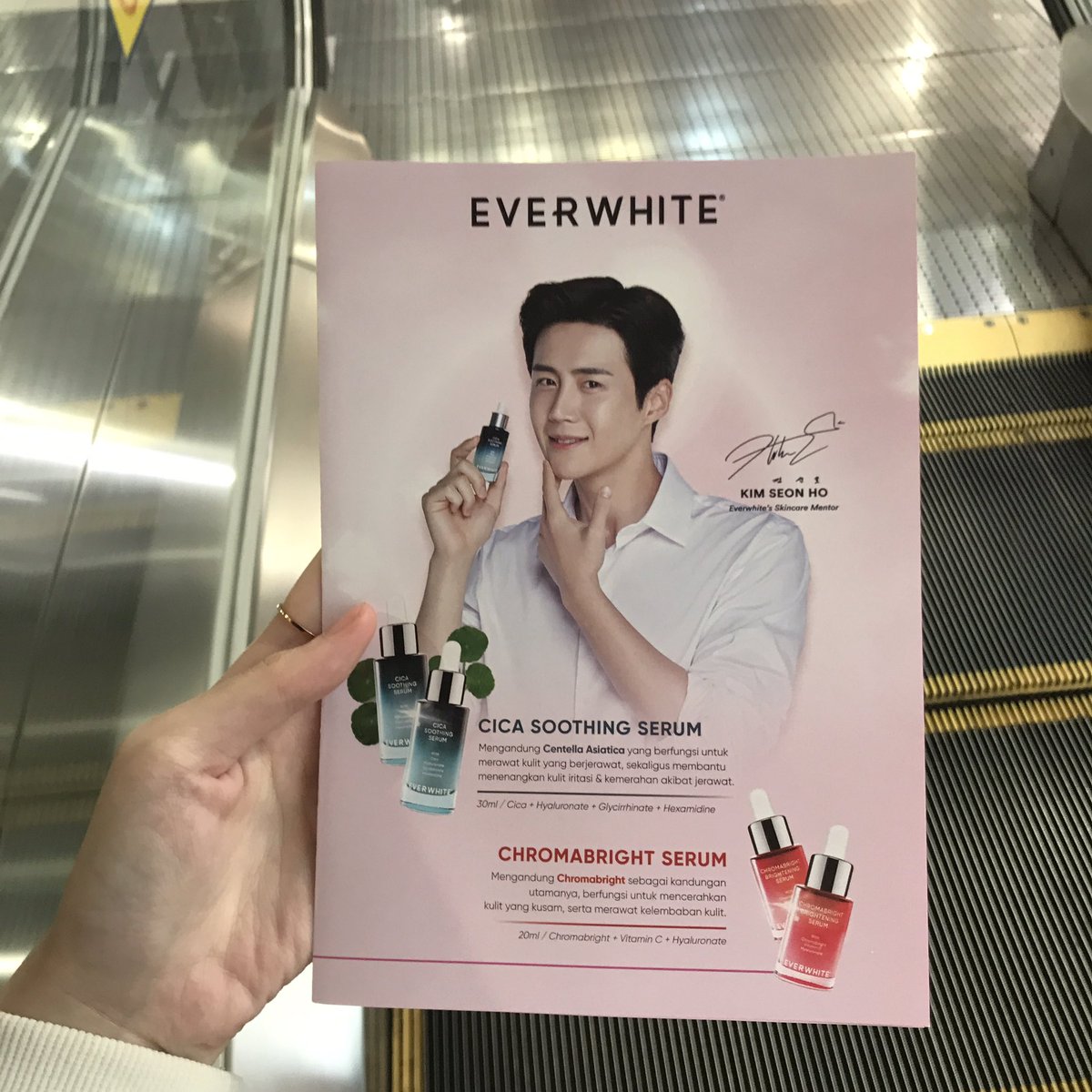 seonholla's tweet photo. I got the everwhite pamphlet from their offline booth #KimSeonHo https://t.co/UiYiRYBHff