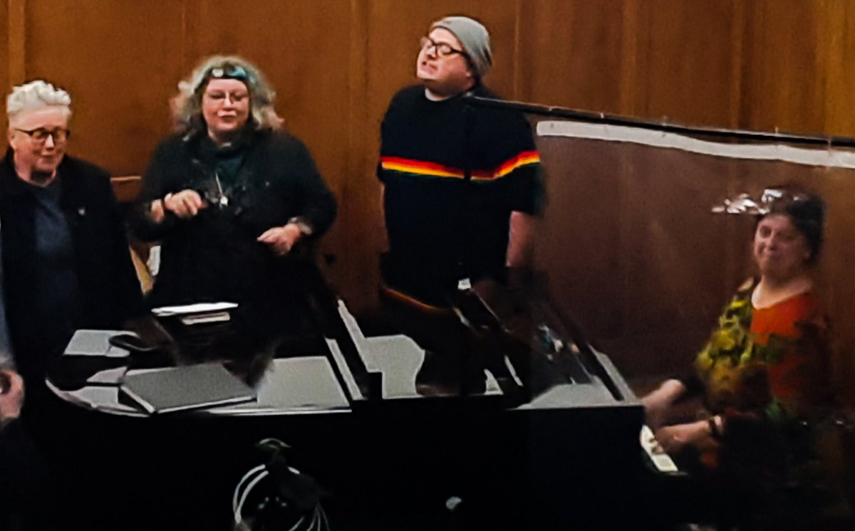 We had the pleasure of the wonderful @lianecarroll at our rehearsal this evening !!🥳 Alakazam!! #HullabaYule!, next Monday 13th at St George's Church <a href="/StGeorgesEvents/">St George's Church</a>, Kemptown. 7pm Tickets still available at hullabalooquire.org