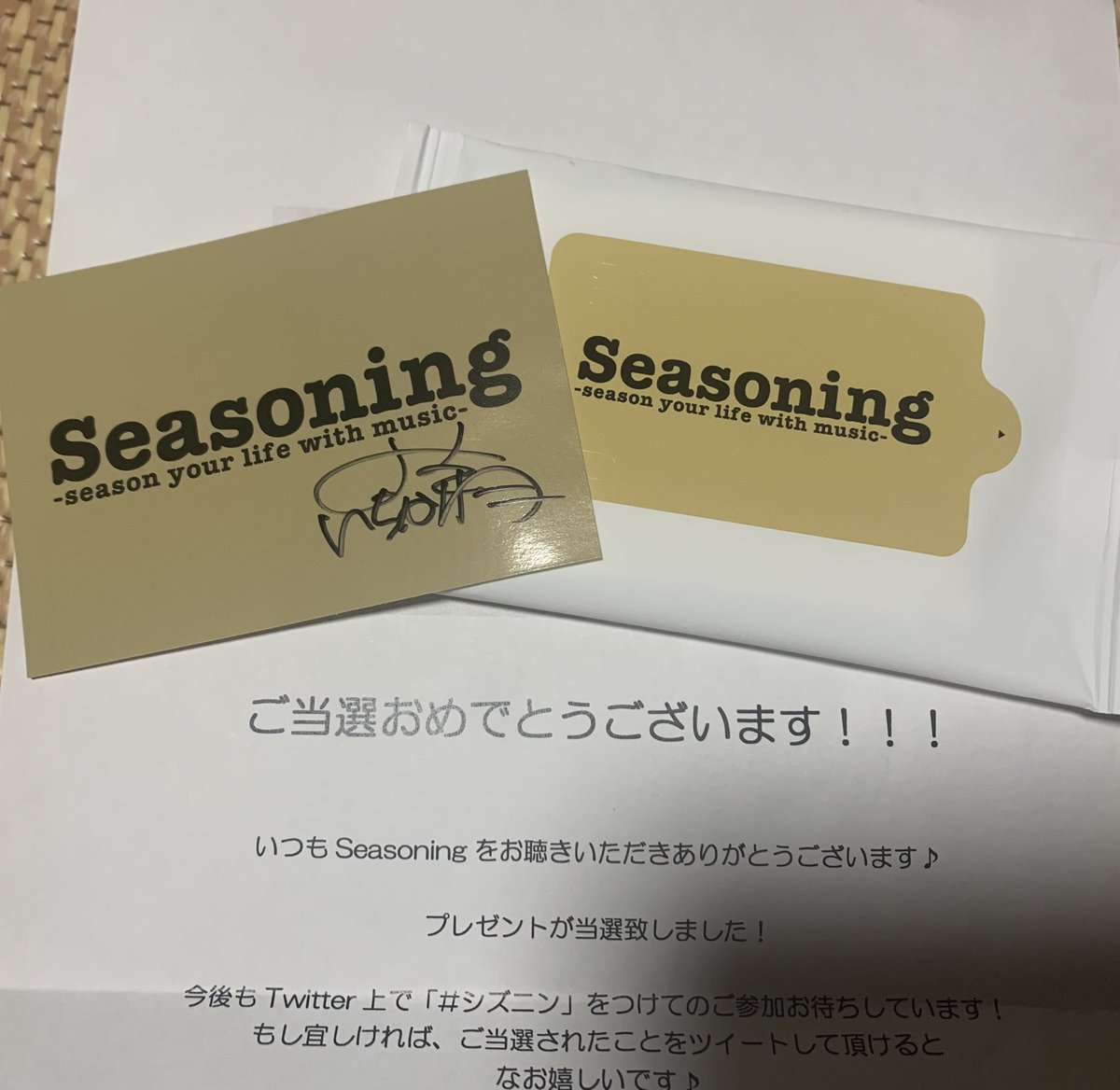 growth_ap's tweet photo. シズニンイントロドン⋆⸜💡⸝⋆
まさか当たるとは✌︎(　ˆ̑‵̮ˆ̑✌︎(　ˆ̑‵̮ˆ̑　)✌︎ˆ̑‵̮ˆ̑　)✌︎
『うぇえシズニンのステッカーと
ウェットティッシュぅ〜サインもぉ〜』
ってお母さんがいちばん興奮してた︎⸜👍🏻⸝‍
#シズニン #紅白イントロドン https://t.co/053Vt0YbB9