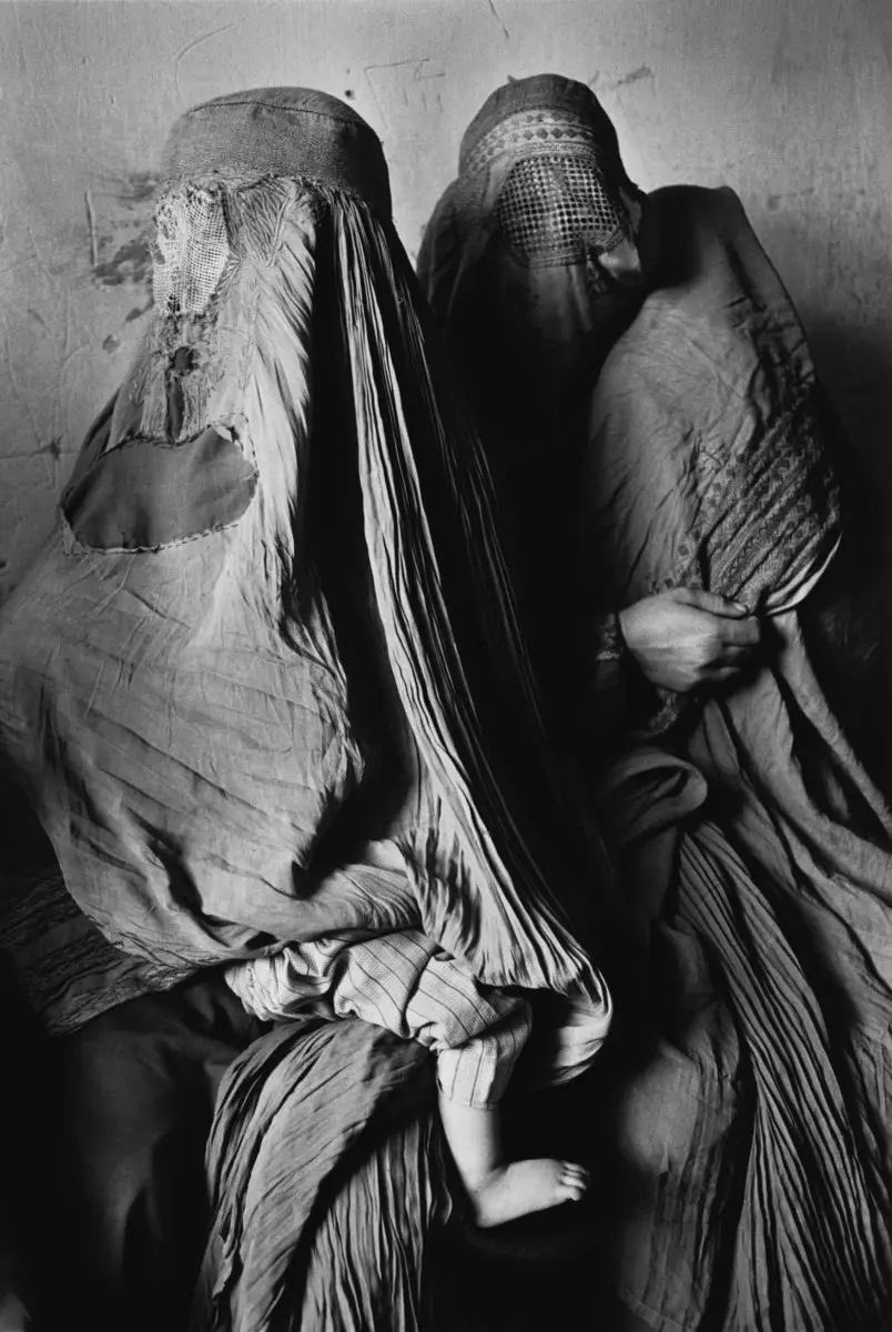 a_saba78's tweet photo. In questo gioco
chi si cerca e chi si nasconde
hanno la stessa faccia.
La paura costringe a forme di vita
innaturali, costringe a stare
nella durata di un altro.
#MondoDiVersi Gallo #LeFuggitive
@artdielle
©️Sebastião Salgado Food distribution in Kabul,Afghanistan,1996 https://t.co/IG7OQOtTx7