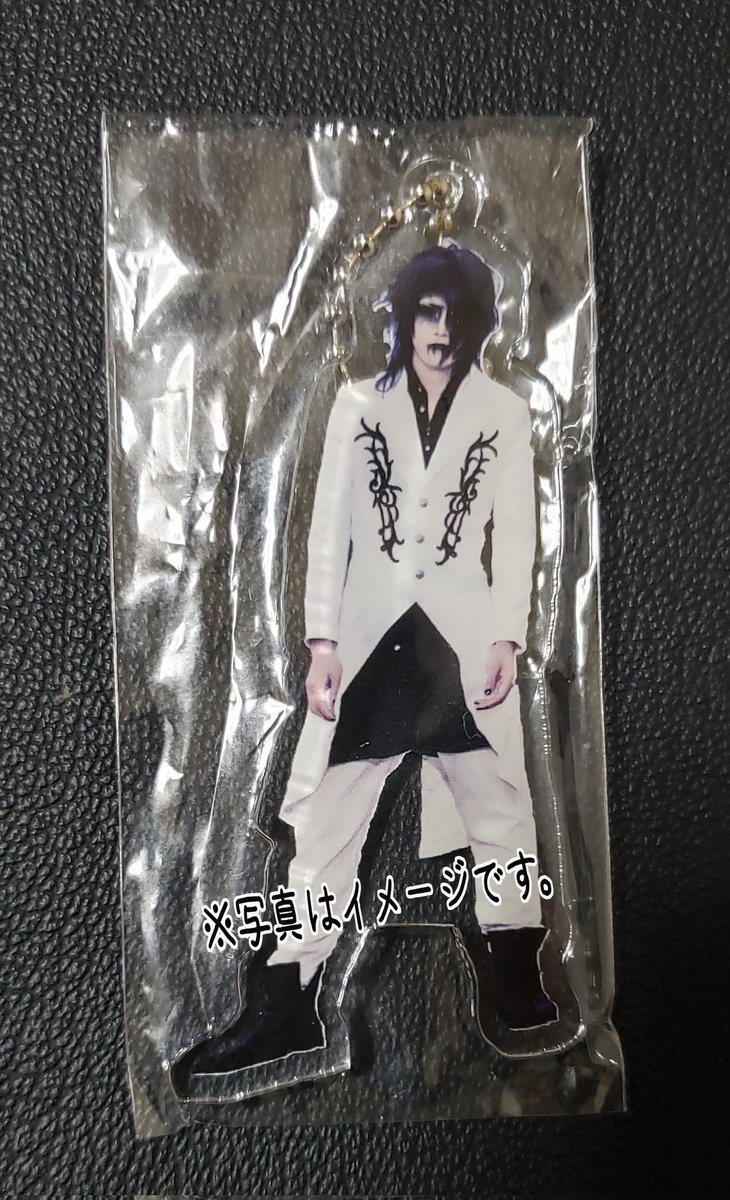M9transaction's tweet photo. 《お譲り・交換お願いします》

譲 → 或さん色紙(��宿BLAZE)
　　　サイン入りアクキー
求 → 憂璃さん関連のもの
　　　又は定価(色紙は500円)

ヴァージュ物販ガチャで引いたものになります。
交換優先でさがしておりますが、お譲りも可能です。
よろしくお願いいたします。 https://t.co/qrQDqyNAXs