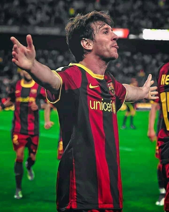 قول لي ما الحلُّ، فأشواقي وصلَتْ لحدود الهَذَيَانِ
#messi
