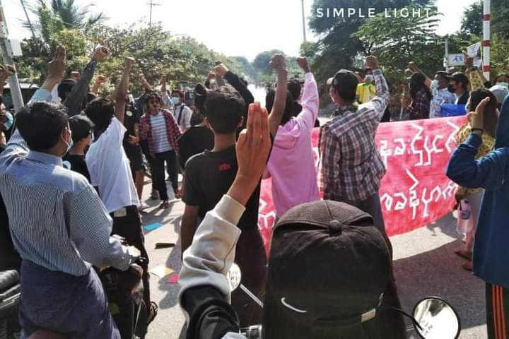 Kruene4's tweet photo. Mandalay Coalition Strike protesting against the military dictatorship by chanting slogans "Seize our lost human rights by revolution "

#Cambodia_RejectTerrorists
#WhatsHappeningInMyanmar
#Dec7Coup https://t.co/uNzwadDQiM