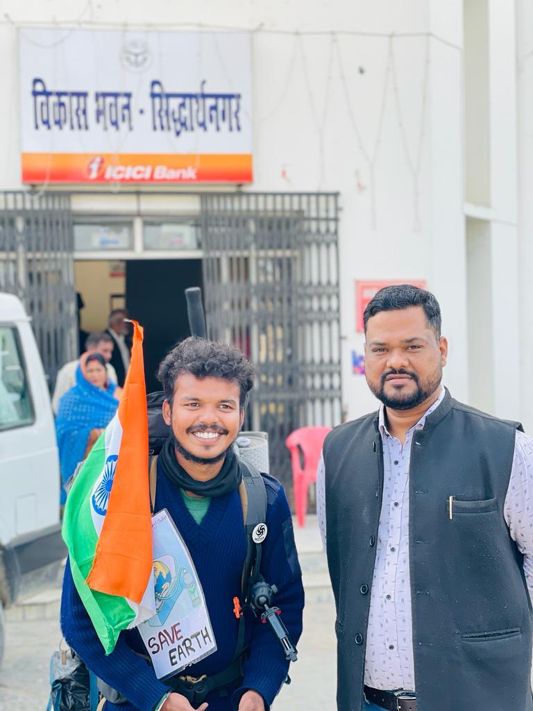 मुम्बई से हिमालय तक पैदल यात्रा करने वाले यात्री श्री सिद्धार्थ जी का जनपद सिद्धार्थनगर में स्वागत करते तथा अग्रिम शुभकामना देते हुए ज़िला विकास अधिकारी व ज़िला पंचायत राज अधिकारी महोदय <a href="/DproSiddharthn1/">Dpro Siddharthnagar</a> <a href="/SheshMa82196107/">Shesh Mani Singh PD Darda Fatehpur</a>