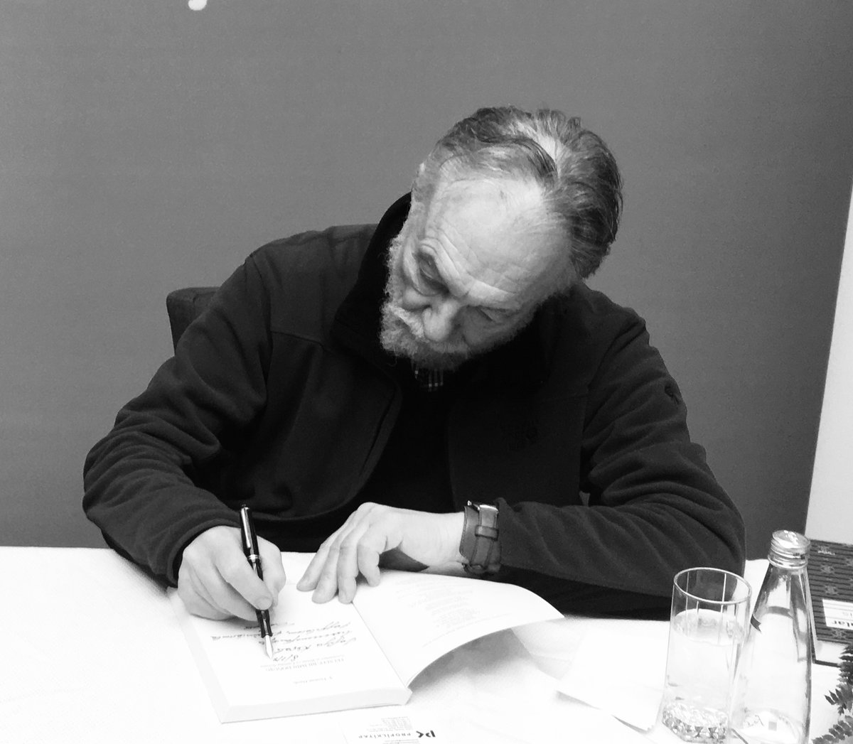 Kavram karmaşalarıyla yaşadığımız bir dünyada hayata dair en temel kavramların içini dolduran ve hayatıyla da örnek olan bir hocaydı. Bu çehresiyle bir nevi babamızdı Teoman Duralı. Babamızı kaybettik, başımız sağolsun.