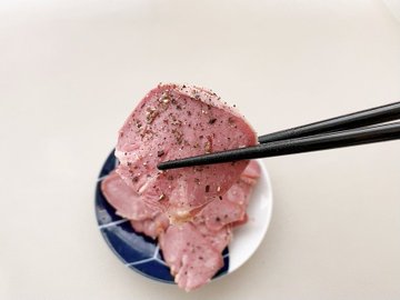 業務スーパー ミル付きホールブラックペッパー 星4つ フタがめちゃくちゃ硬い 粒が粗く辛いが黒コショウのスパイシーな香りが鼻から抜ける