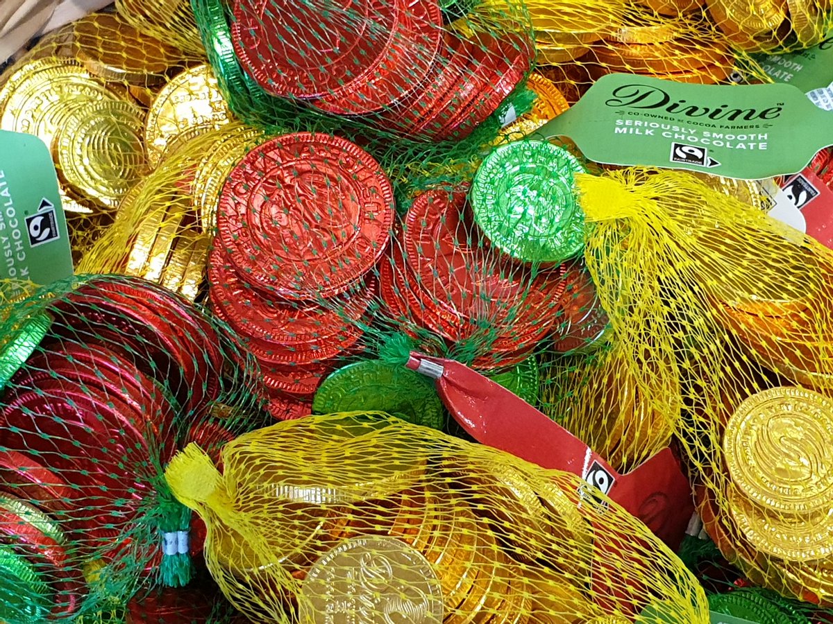 OxfamHarpenden's tweet photo. Today we're talking #stockingfillers....Part 2! πβ»οΈπ« π«
Who doesn't want to open a bag of @divinechocolate #chocolatecoins
on #Christmas morning? Come & choose from #plainchocolate or #milkchocolate at #Oxfam #Harpenden. We're open 10am to 4pm Mon to Sat at 3, Harding Parade. https://t.co/SzLSd8Wm2S
