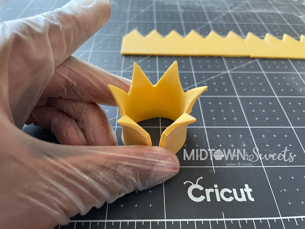 MidtownSweets's tweet photo. A quick pic during the creation of the tiny crowns for the ‘Where the Wild Things Are’ toppers

#cupcakes #toppers #cupcaketopper #fondant #gumpaste #wherethewildthingsare #crown #crowns #midtownsweets #cricut #homemade #babyshower #baking https://t.co/ghdBylvqfk