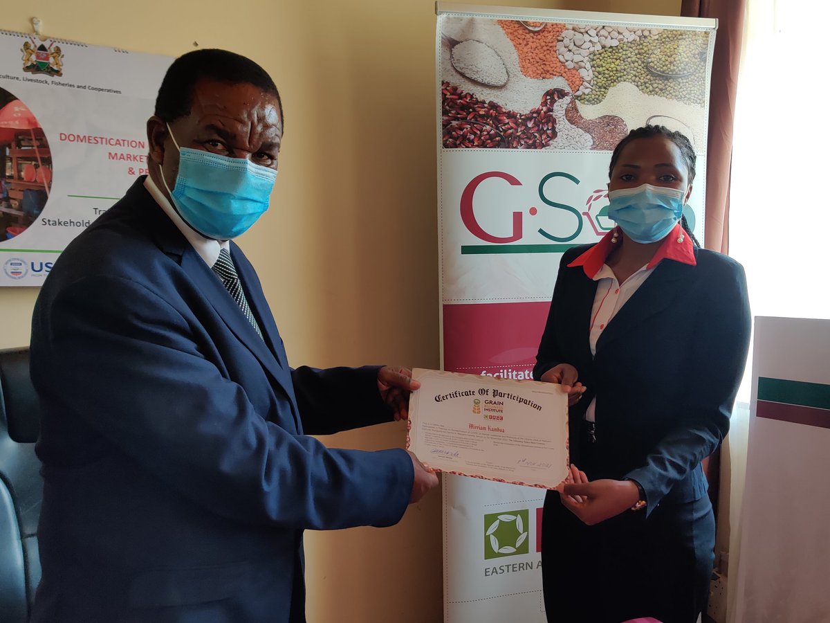 EAGrainCouncil's tweet image. CECM @kilimoKE Nzioki Kingala @OfficialMakueni handing over certificates to the trainees of #COVID19 market guidelines and Protocols 

#openmarkets