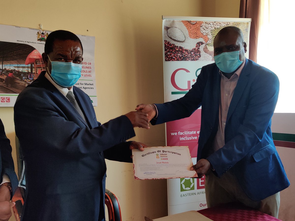 EAGrainCouncil's tweet image. CECM @kilimoKE Nzioki Kingala @OfficialMakueni handing over certificates to the trainees of #COVID19 market guidelines and Protocols 

#openmarkets