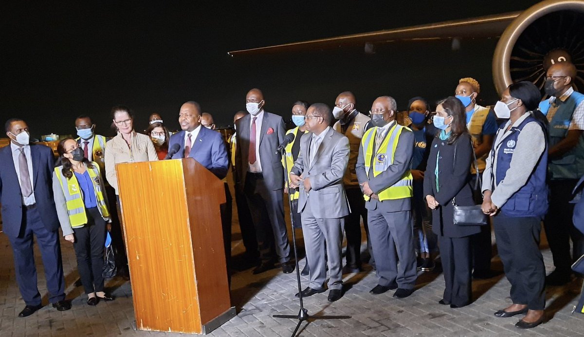 SalimSwaleh001's tweet photo. 'We are not forcing any Kenyan to be vaccinated against Covid-19, it is not mandatory,' CS Kagwe says as Kenya receives 4.2 million COVID vaccine doses from Germany.

#CSKagwe
#COVID-19 https://t.co/CPNDUQ7IYL