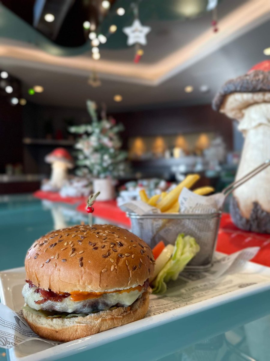 Rotana_Lebanon's tweet photo. Amongst many of the other new specialities, we are simply obsessed with the Bella Vita #Burger with beef patty, four kinds of cheese, bacon, mushroom, jalapenos and spicy sauce. For more irresistible temptations visit #RaoucheArjaanByRotana.

#Beirut #Lebanon https://t.co/V4XDfyDi7t