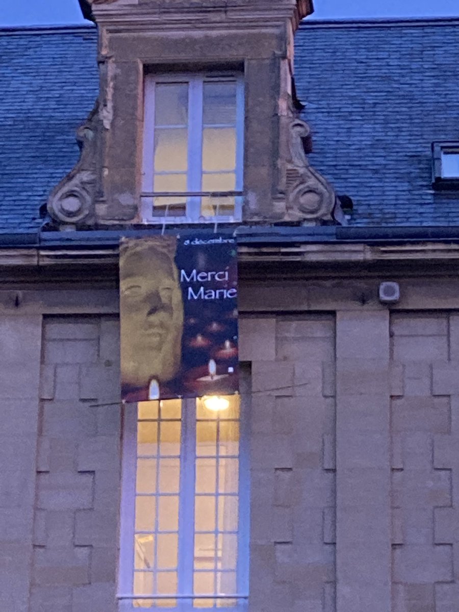 CaenEcole's tweet photo. Aujourd’hui, avec un jour d’avance, nous fêtons l’Immaculée Conception en illuminant l’école et en accueillant les enfants avec des chants à Matie… Joie ! https://t.co/cnsthtixPr