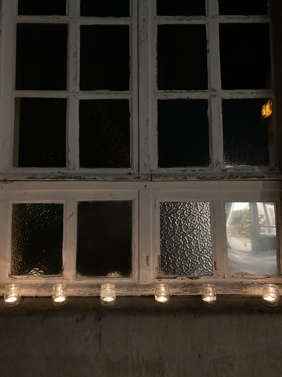 CaenEcole's tweet photo. Aujourd’hui, avec un jour d’avance, nous fêtons l’Immaculée Conception en illuminant l’école et en accueillant les enfants avec des chants à Matie… Joie ! https://t.co/cnsthtixPr