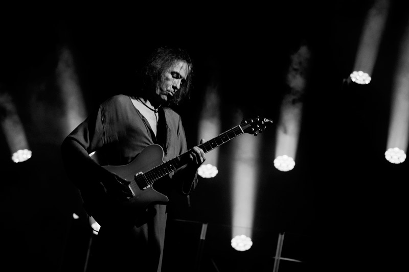 fito_quotes_'s tweet image. Dejo las ventanas sin cerrar, y la cama sin hacer, y la puerta abierta, por si vuelve a aparecer, que no se entretenga