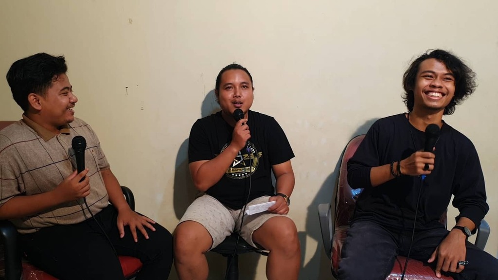 fasbuk_kds's tweet photo. Selalu Ada Tawa Dan Bahagia Ditengah Acara,,
Podcast Fasbuk Edisi Pandemi Bersama @aan_hariyanto_sastro_amijoyo dan @yahyaharyantoo  di Temani om @lnclilik 
#fasbuklanjutlagi #fasbuk #Indonesiakaya #baktibudayadjarumfoundation #kudus #jawatengah  #eventk… https://t.co/sH52M1HqlD https://t.co/GbRIpB96m9