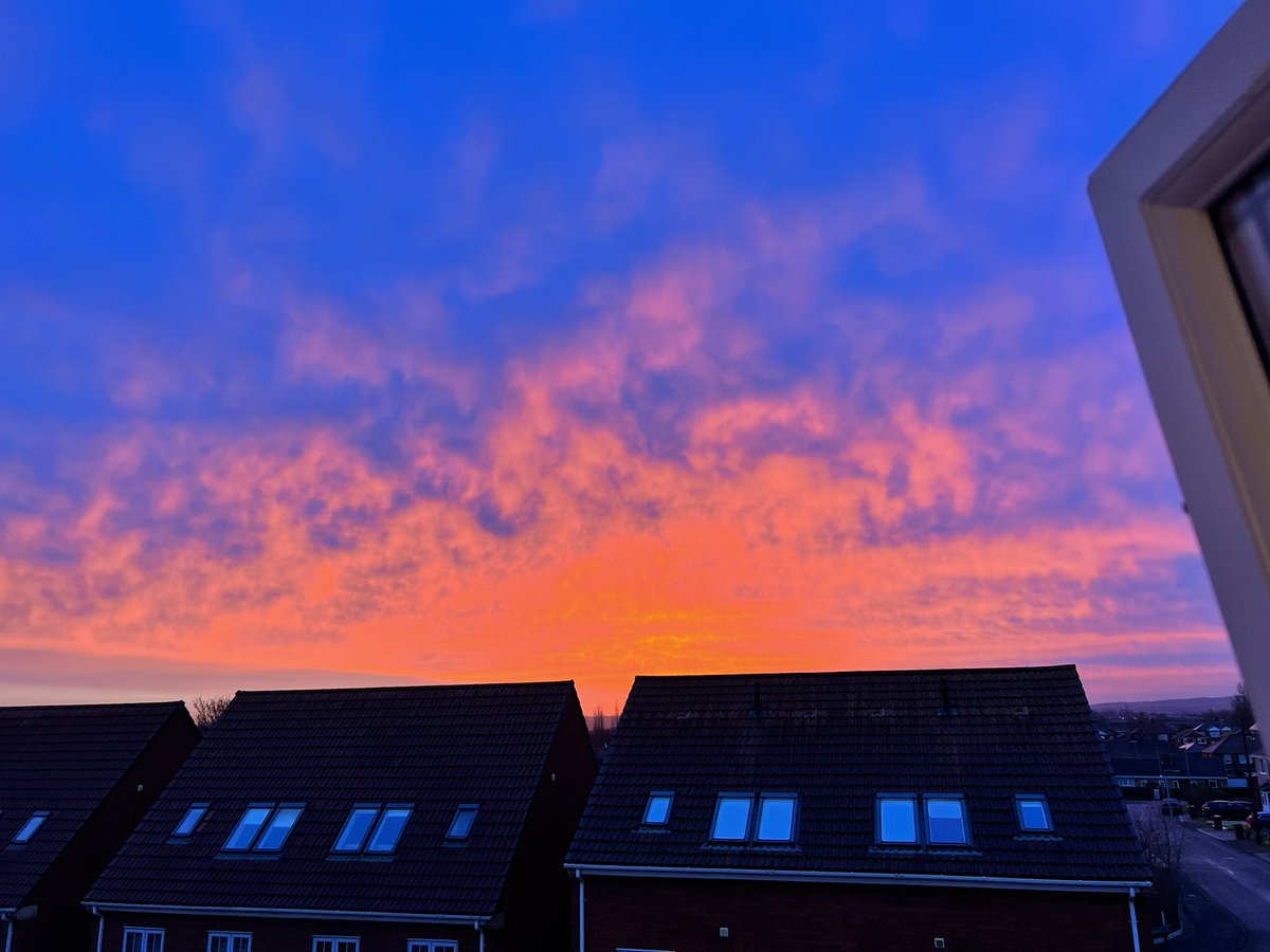 shopchick76's tweet photo. @Hudsonweather beautiful sunrise in Ossett this morning! https://t.co/RZBEv5BGL9