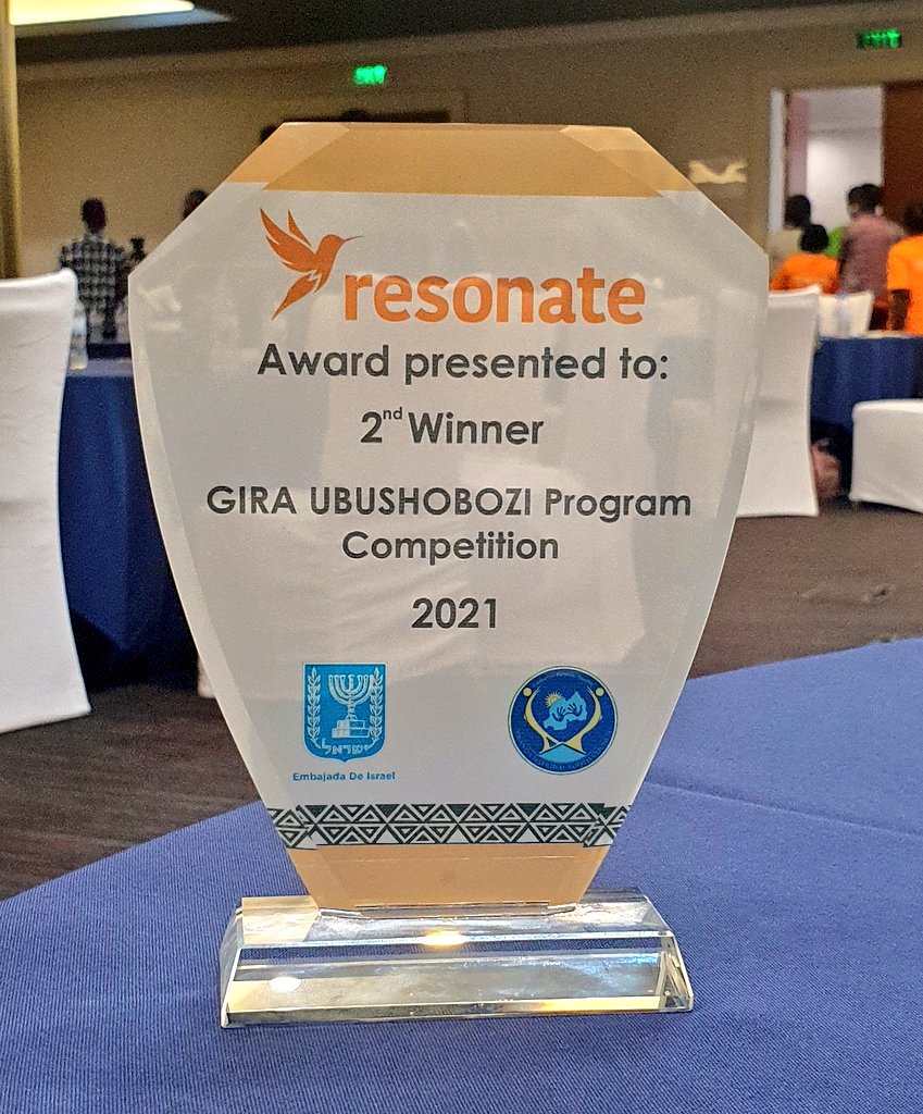 AmbRonAdam's tweet photo. Yesterday I awarded prizes to the best graduates of Resonate's Gira Ubushobozi training on how to fulfill their leadership potentials and gain self confidence. @IsraelinRwanda will continue to support such important initiatives.
@aylasoleil
@NoretteTuri
@Rworkshops
@RwandaYouth https://t.co/93Efaamxh0
