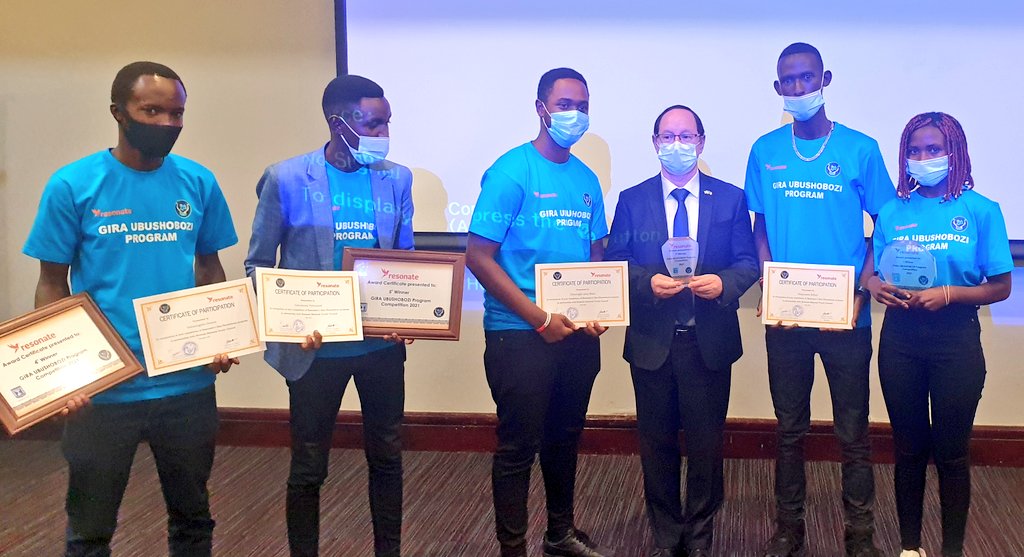 AmbRonAdam's tweet photo. Yesterday I awarded prizes to the best graduates of Resonate's Gira Ubushobozi training on how to fulfill their leadership potentials and gain self confidence. @IsraelinRwanda will continue to support such important initiatives.
@aylasoleil
@NoretteTuri
@Rworkshops
@RwandaYouth https://t.co/93Efaamxh0