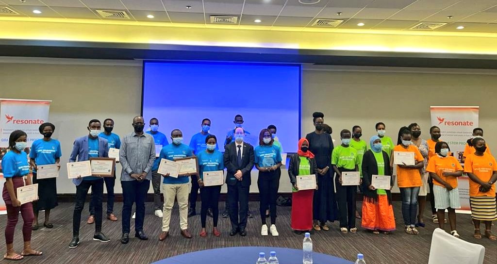 AmbRonAdam's tweet photo. Yesterday I awarded prizes to the best graduates of Resonate's Gira Ubushobozi training on how to fulfill their leadership potentials and gain self confidence. @IsraelinRwanda will continue to support such important initiatives.
@aylasoleil
@NoretteTuri
@Rworkshops
@RwandaYouth https://t.co/93Efaamxh0