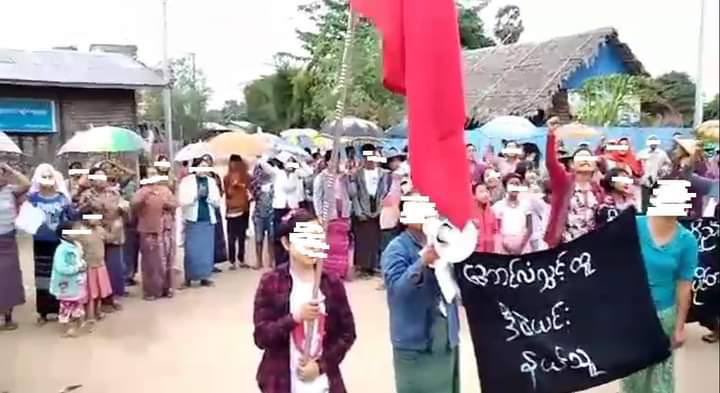 Diana267826's tweet photo. A women-led protest rally was held in the rain in Sagaing's Depayin township on December 7 to demand the fall of the military junta &amp; release of political detainees. #Cambodia_RejectTerrorists #Dec7Coup  #WhatsHappeningInMyanmar https://t.co/aVUnS6SGz1
