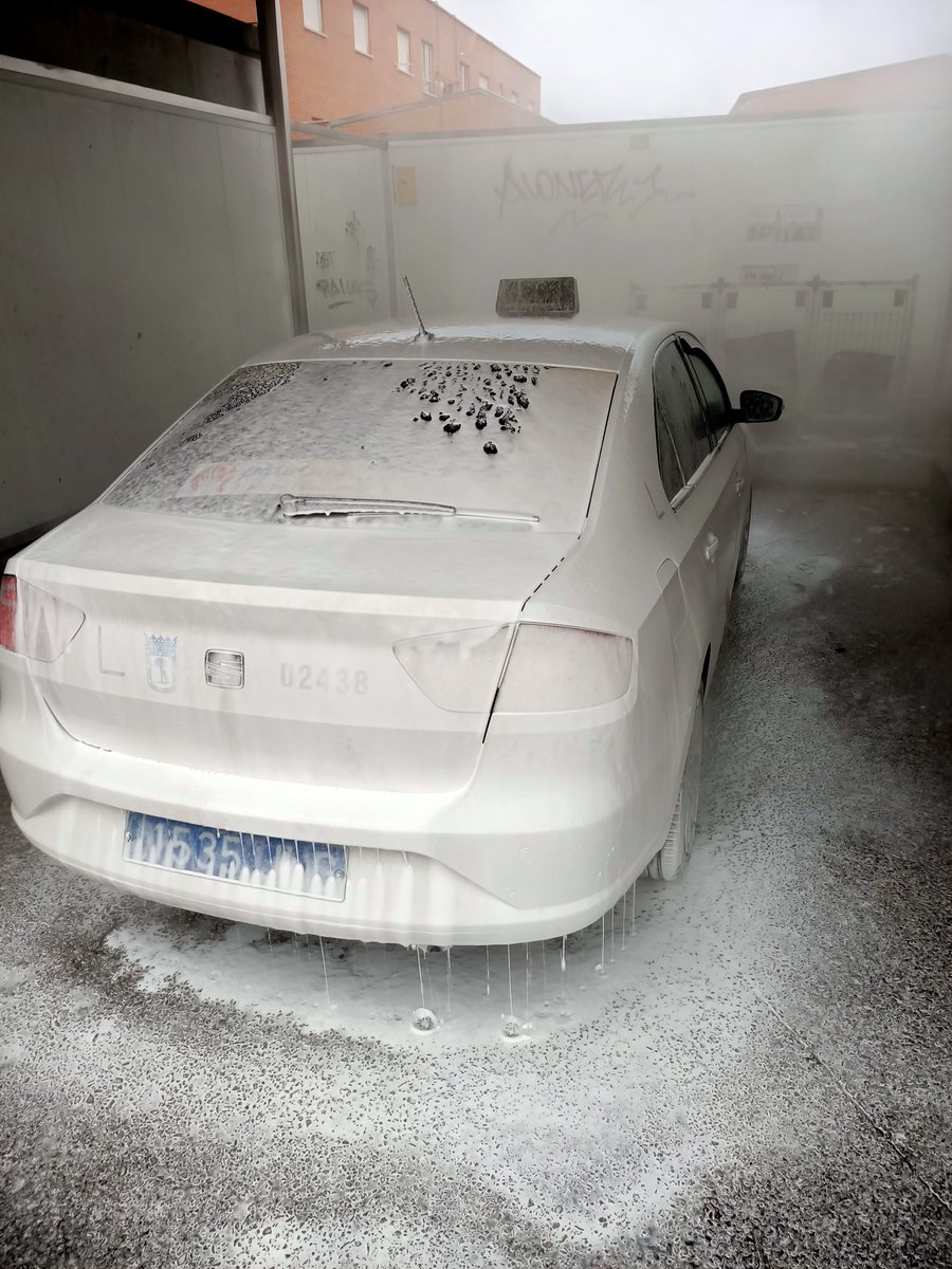 davidsanabres's tweet photo. Buenos días !!!! Comenzando la jornada con un buen bañito de espuma para ir relucientes !! #taxi #eltaxiunido #pidetaxi #tapcom https://t.co/v6d852plDM
