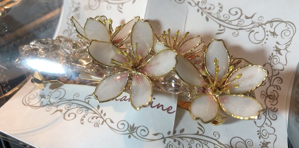 CA_TOKYO's tweet photo. 【作家様の作品在庫状況】

✨kanoline様
スタッフのイチオシは桜のバレッタ🌸
１枚１枚丁寧に作られた桜が綺麗に咲き誇ります🥰

✨Caine様
人気のリアル鉱石モールド ‼️
ブローチやペンダントにしても良し
撮影用の小物として作るのも素敵ですよ💕 https://t.co/NTVqxSlHkh