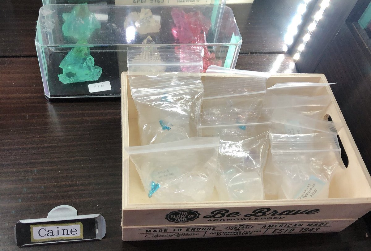 CA_TOKYO's tweet photo. 【作家様の作品在庫状況】

✨kanoline様
スタッフのイチオシは桜のバレッタ🌸
１枚１枚丁寧に作られた桜が綺麗に咲き誇ります🥰

✨Caine様
人気のリアル鉱石モールド ‼️
ブローチやペンダントにしても良し
撮影用の小物として作るのも素敵ですよ💕 https://t.co/NTVqxSlHkh