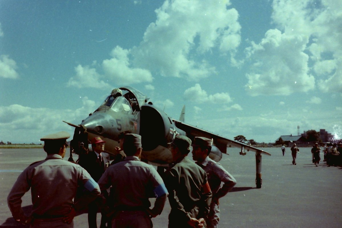 blue_kuni18's tweet photo. 1976.9.12 #航空ページェント
この時はハリアーが垂直離着陸の展示をおこなったんですよね。(これも見づらい😅)
#丘珠駐屯地
#AV8A https://t.co/VTitobUJmX