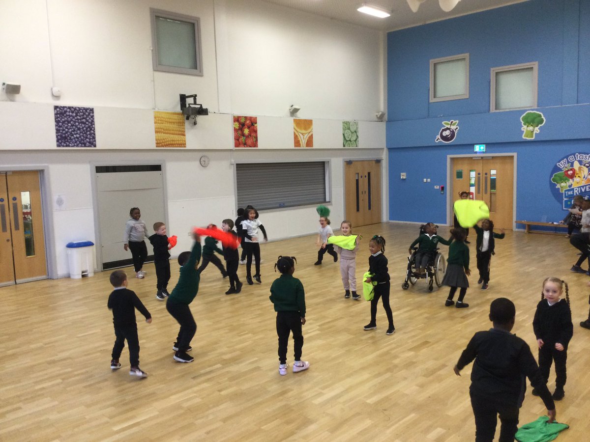 PERiverView1's tweet image. Year 1 have had an action packed morning developing their throwing and catching skills with different objects as well as their tagging and dodging skills. This term we have been working on object manipulation. You are all superstars ⭐️☃️